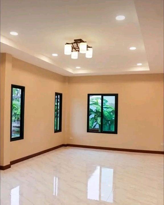 Sala residencial entregue, com forro de gesso, iluminação embutida e piso polido